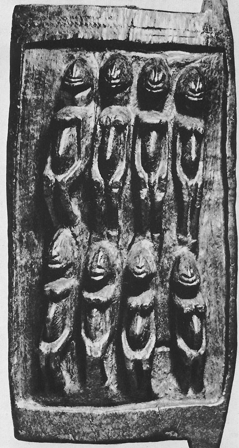 121 Дверь, украшенная рельефом. Дерево. Народность догон, Мали. Музей Челове­ка, Париж