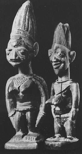 236 Статуэтки близнецов - ибеджи. Дерево. Народность йоруба, Нигерия. Британский музей, Лондон