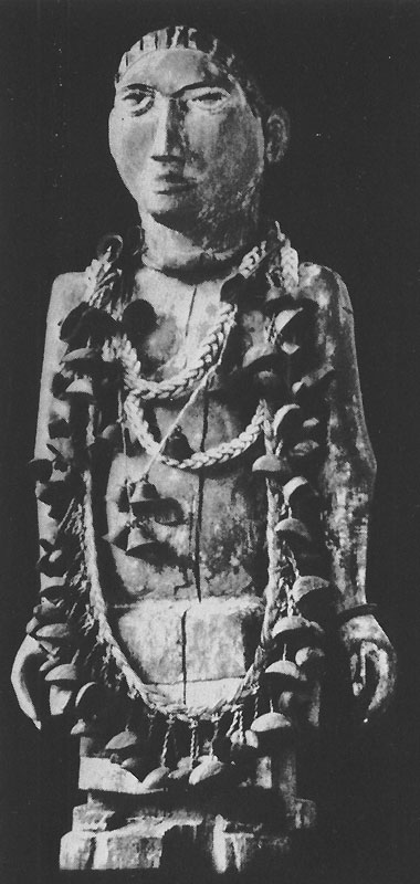238 Культовая статуя из Брасса. Дерево, металлические украшения. Народность иджо, Нигерия. Музей г. Манчестера