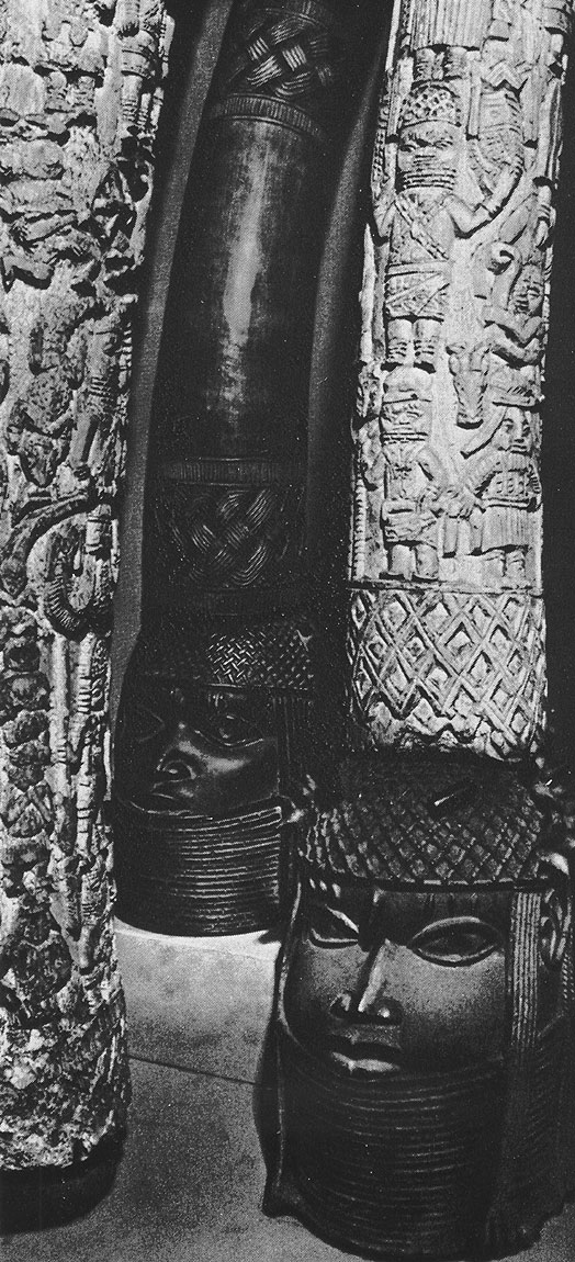 510 Резные слоновые бивни, венчающие бронзовые головы ухув элао. Бенин. Британский музей, Лондон