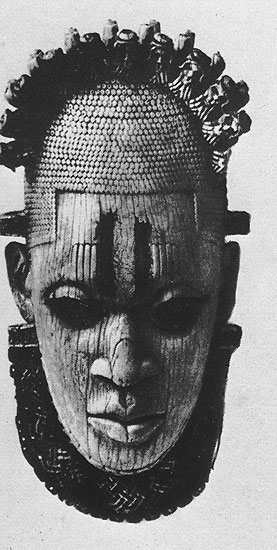 511 Подвесная маска. Слоновая кость. XVI в. Бенин. Британский музей, Лондон