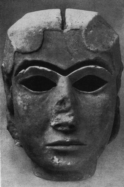 14. Голова богини из белого храма в Уруке. Алебастр. Период Джемдет-Наср. Около 3000 г. до н. э.  Багдад. Иракский музей.