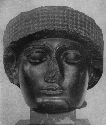 22.  Голова статуи  Гудеа   из   Лагаша.   Диорит. 22 в. до н. э. Париж. Лувр.