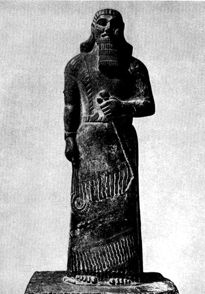 29.  Статуя Ашшурнасирпала II  из Нимруда(Калаха). Алебастр. Первая половина 9 в. до н. э. Лондон. Британский музей.