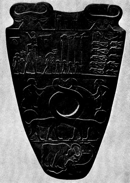 36.   Плита    фараона    Нармера.     Оборотная сторона. Шифер. I династия. Конец 4 тыс. до н. э. Каир. Музей.