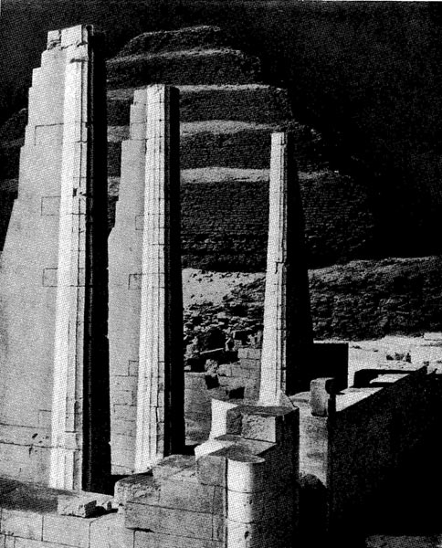 39. Пирамида фараона Джосера  в  Саккара. На первом плане — заупокойный храм Джосера. III династия. Начало 3 тыс. до н. э.