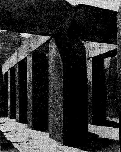 40б. Внутренний   вид    заупокойного   храма фараона Хафра   в Гизэ.   IV династия. Первая половина 3 тыс. до н. э.