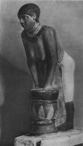 53.   Женщина, готовящая пиво. Раскрашенная статуэтка из Саккара. IV династия. Вторая половина 3 тыс. до н. э.Флоренция. Археологический музеи.