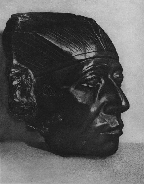56.   Голова   статуи   фараона   Сенусерта III. Обсидиан. XII династия. 19 в. до н. э. Собр. Гюлъбенкян.