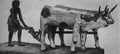 63а. Пахарь с быками. Деревянная статуэтка. XI династия. 21 в. до н. э. Лондон. Британский музей.