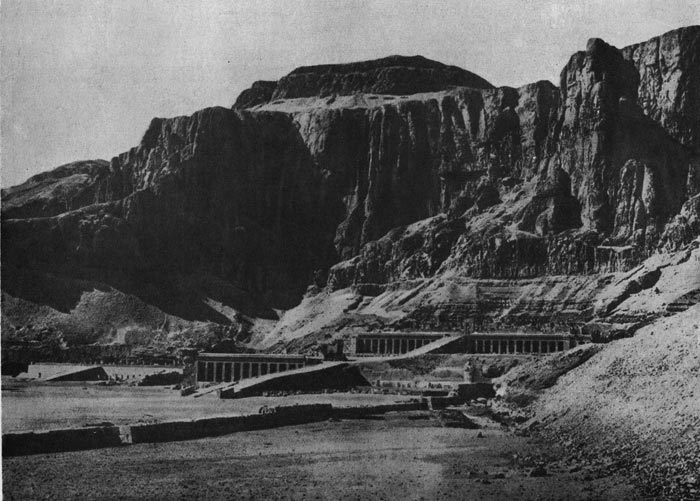 64.   Заупокойный  храм  царицы  Хатшепсут в Деир-эль-Бахри. XVIII династия. Около 1500 г. до н. э.