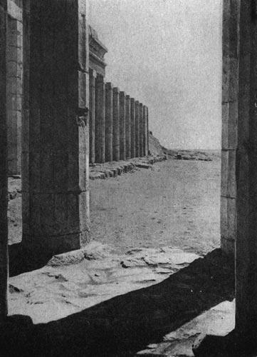 66а.  Колоннада   храма   царицы   Хатшепсут в Деир-эль-Бахри. Вид со стороны храма.