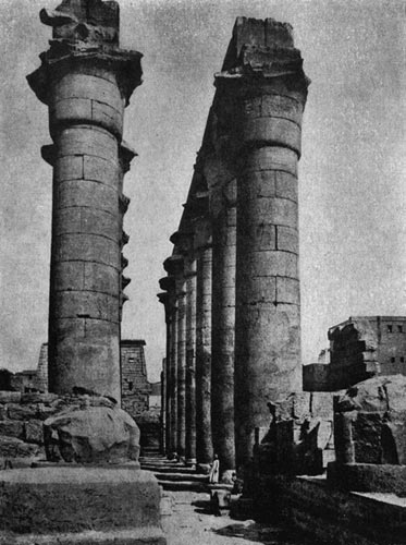 66б.  Колоннада   зодчего   Аменхотепа.   Храм в Луксоре. Фивы. XVIII династия. Конец 15 в. до н. э.