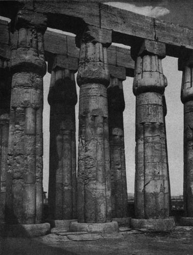 68.   Колонны храма  в Луксоре.   XVIП династия. Конец 15 в. до н. э.
