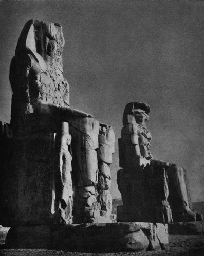 69.   Колоссы    Аменхотепа    III   перед   его храмом в Фивах (колоссы Мемнона). XVIII династия. Конец 15 в. до н. э.