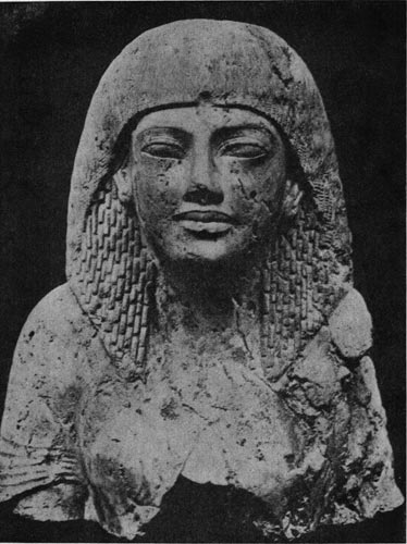73а. Мужская голова времени Аменхотепа III. Известняк. XVIII династия. Конец 15 в. до н. э. Бирмитам. Музеи.