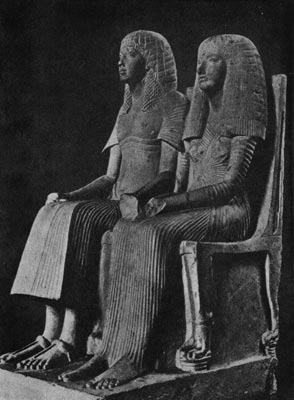 736. Семейная группа времени Аменхотепа III из Фив. Известняк. XVШ династия. Конец 15 в. до н. э. Лондон. Британский музей.
