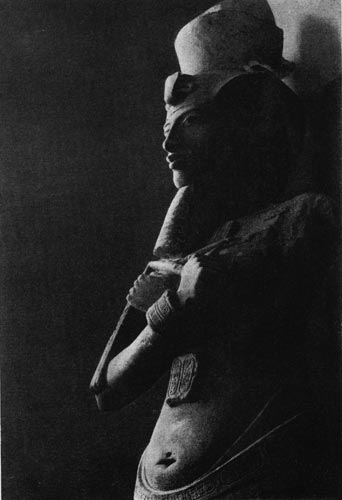 78. Колосс Аменхотепа IV (Эхнатона) из Карнака. XVIII династия. Около 1400 г. до н. э. Каир. Музей.