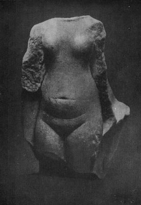 85а. Торс обнаженной девушки из Ахетатона (Эль-Амарны). Песчаник. Высота 16 см. XVIII династия. 14 в. до н. э. Лондон. Университет.
