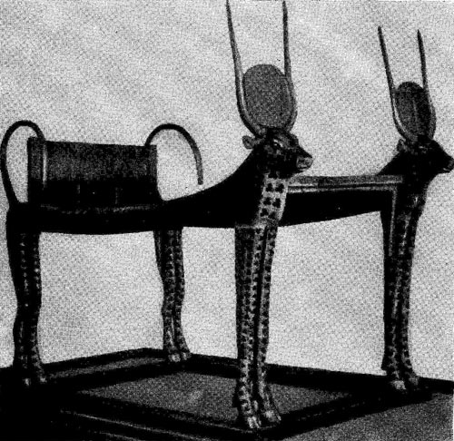 89б. Кровать Тутанхамона с фигурами богини Хатор (в виде коровы) из его гробницы близ   Фив.   ХVIII   династия.   14 в.   до н. э.  Каир, Музей.