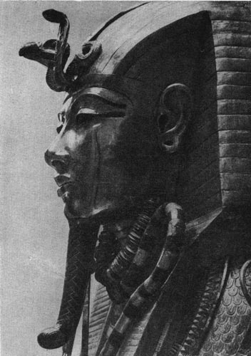 91а. Золотая маска саркофага Тутанхамона из его гробницы близ Фив. XVIII династия. 14 в. до н. э. Каир. Музей.