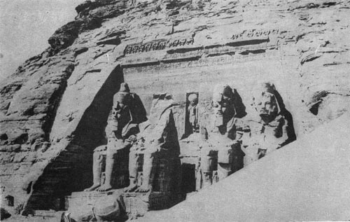 92а. Храм Рамсеса II в Абу-Симбеле (Нубия). XIX династия. Первая половина 13 в. до н. э. И скусство древней Греции.