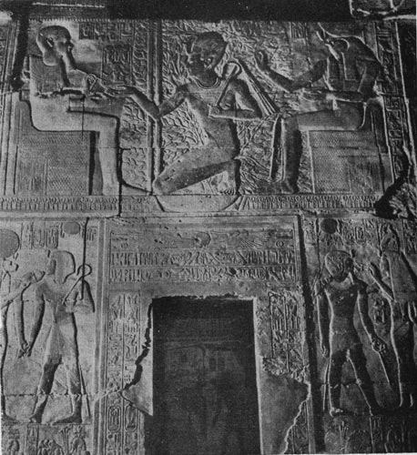 926. Сети I перед богом Птахом. Рельеф из храма Сети I в Абидосе. XIX династия. 14 в. до н.э.