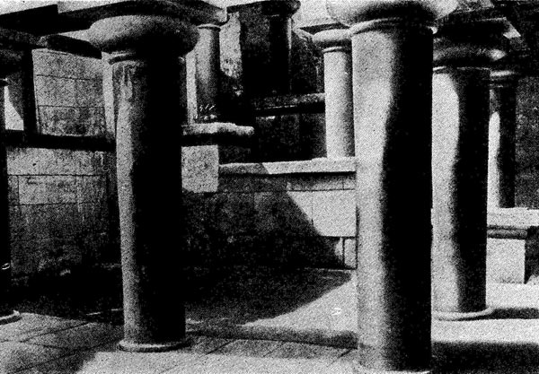 102а. Кносский дворец на Крите. Лестница и световой колодец. 16 в. до н.э.