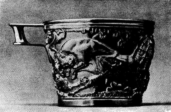 1066. Кубок из купольного погребения в Вафио (близ Спарты). Золото. Середина 2 тысячелетия до н. э. Афины.Национальный музей.