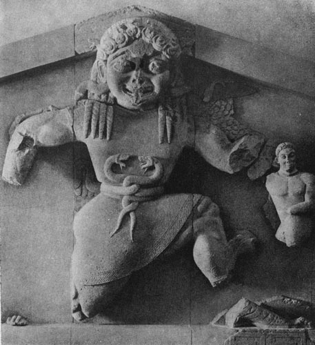120а. Медуза. Рельеф фронтона храма Артемиды на острове Корфу. Известняк. Около 590 г. до н. э. Корфу. Музей.