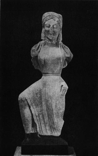 121б. Архерм. Статуя летящей Ники с острова Делоса. Мрамор. Первая половина 6 в. до н.э. Афины. Национальный музей.