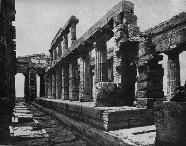 129.     Храм Посейдона в Пестуме. Внутренний вид.