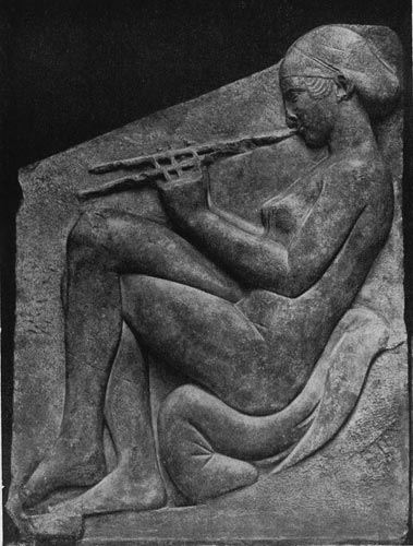 145а.   Трон Людовизи.   Девушка,   играющая на флейте.   Мрамор.   Около  470 г.  до н. э. Рит. Музей Терм.