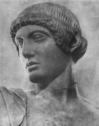 147.     Аполлон с западного фронтона храма Зевса   в   Олимпии.   Голова.   Мрамор. 460 - 450 гг. до н. э. Олимпия. Музей.