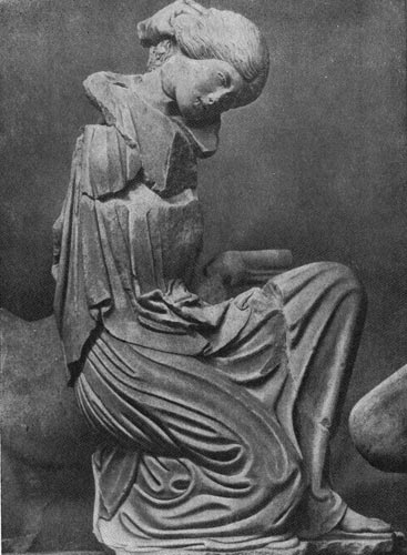 148а. Женщина, схваченная кентавром за волосы, с западного фронтона храма Зевса в Олимпии. Мрамор. 460 - 450 гг. до н. э. Олимпия. Музей.