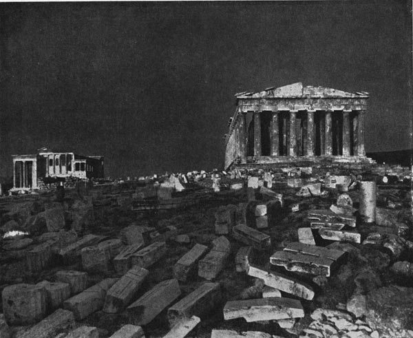 164.     Площадь   на Акрополе  перед Парфеноном   (направо)   и  Эрехтейоном (налево).