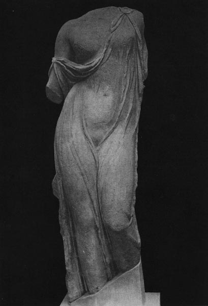 184.     А л к а м е н. Афродита в садах. Конец 5 в.   до н. э.  Мраморная реплика  из Музея Терм в Риме.