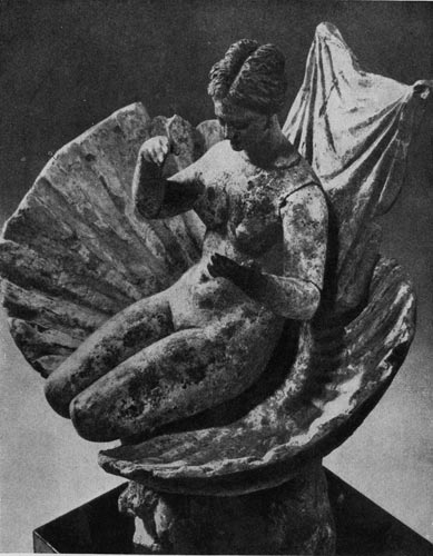 2116.   Афродита    в   раковине. Танагрская статуэтка.   Терракота.   Конев 4 в. до н. э. Париж. Лувр.
