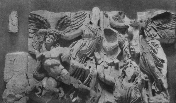 244.     Борьба Афины с гигантом.   Фрагмент фриза   Пергамского   алтаря.   Мрамор. Около 180 г. до н. э. Берлин.