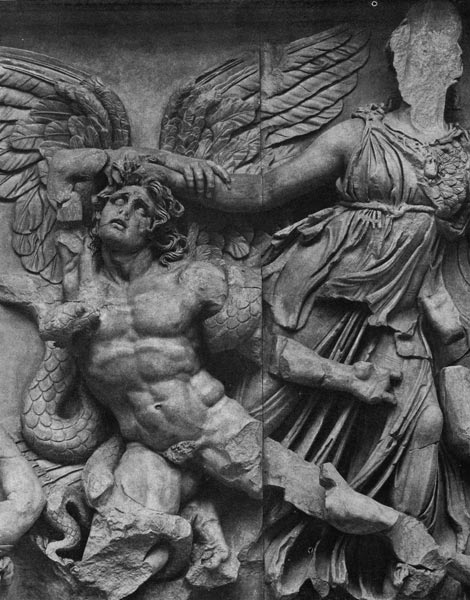 247.     Афина и гигант  Алкионей. Фрагмент фриза   Пергамского  алтаря.   Мрамор. Около 180 г. до н. э. Берлин.