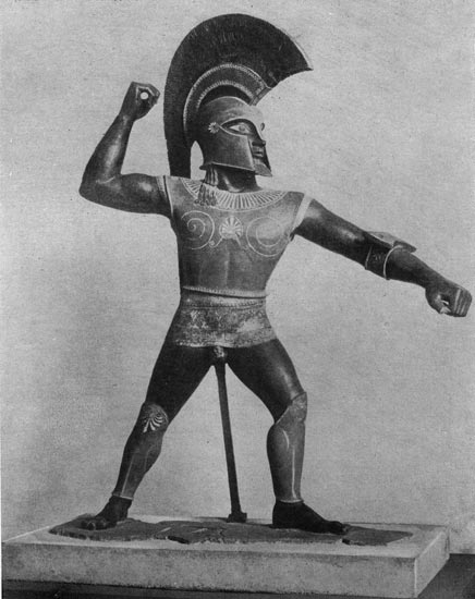 254.     Статуя воина. Глина.  Около 500 г. до н. э. Нью-Йорк.   Метрополитен-музеи.