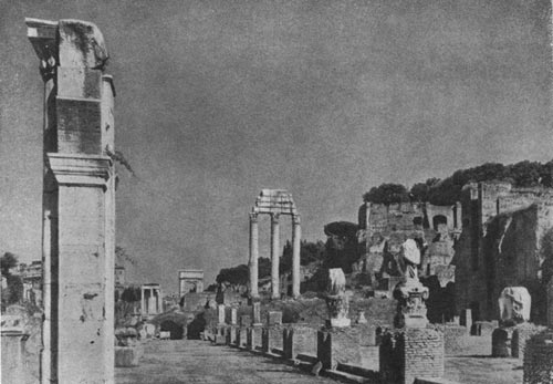 258а. Римский форум (Форум Романум). На первом плане — базилика Юлия, далее в центре — три колонны храма Кастора и Поллукса, вдали арка Тита.