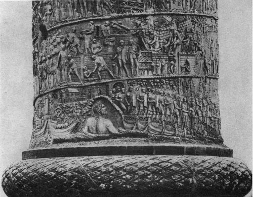 2826. Колонна Траяна в Риме. Фрагмент (нижняя часть колонны).
