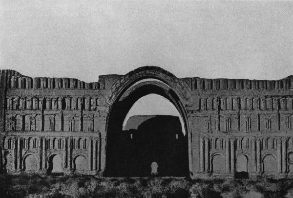338. Дворец в Ктесифоне. 3 - 6 вв. н. э. Общий вид фасада в конце 19 в.