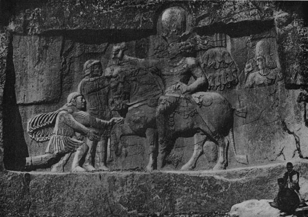 340.     Триумф   Шапура   I   над  Валерианой. Наскальный рельеф в Накш-и-Рустеме 3 в. н. э.