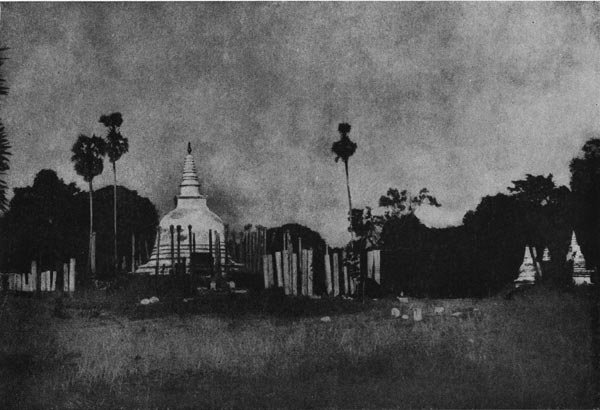 358. Тупарама - Дагоба    в    Анурадхапуре,на острове Цейлоне. 3 в. до н. э.