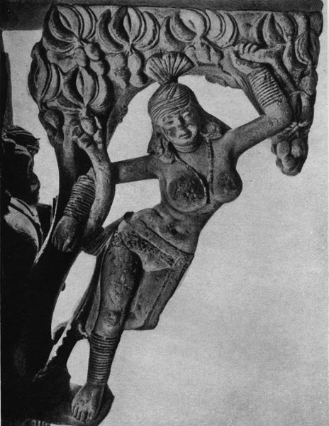 361. Якшини.    Скульптура   южных   ворот ступы в Санчи.   1 в. до н. э.