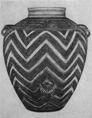 378а. Белый керамический сосуд из Аньяна. Период Шан (Инь). 2 тыс. до н. э. Вашингтон.