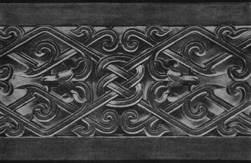 383.  Резная   деревянная   доска   из Чанша.Период   Чжаньго.   5-3   вв.   до  н.  э. Пекин. Исторический музей.