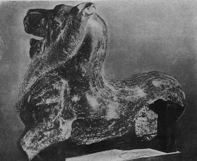 3896. Лев - хранитель могилы. Черный мра­мор. Период Хань. 3 в. до н. э. - 3 в. н. э.
